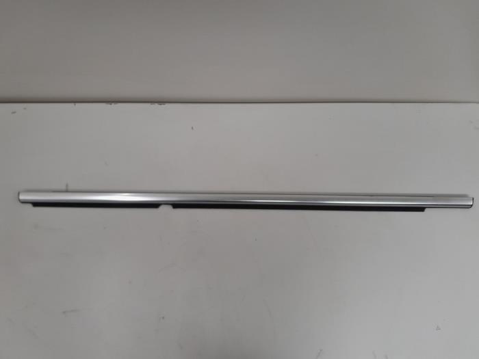 Joint de vitre d'un Volkswagen Tiguan, Autos : Pièces & Accessoires, Carrosserie & Tôlerie, Volkswagen, Utilisé, 3 mois de garantie