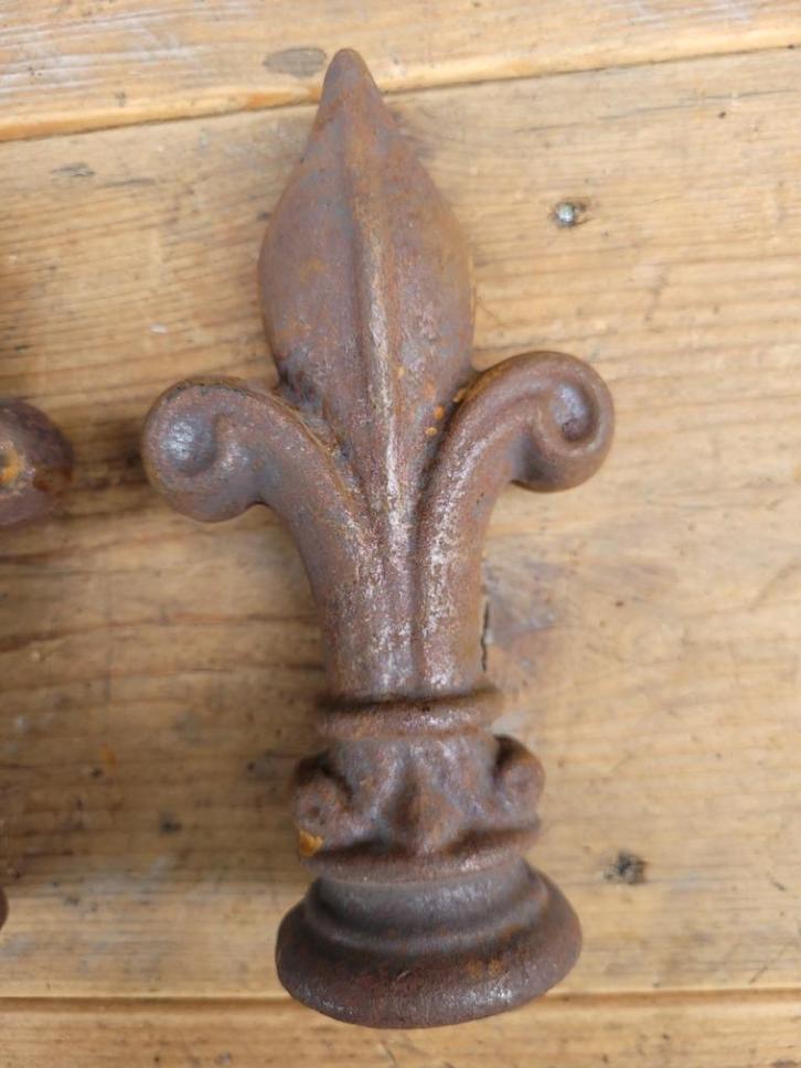 Grote gietijzeren Franse Lelie standbeeld tuinbeeld, Tuin en Terras, Tuinbeelden, Zo goed als nieuw, Overige typen, Metaal, Ophalen of Verzenden