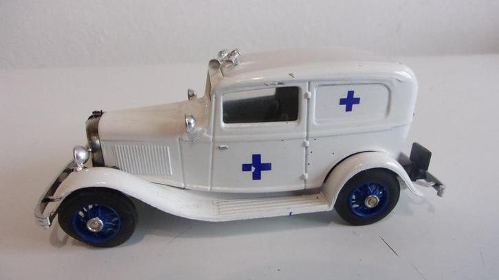 RARE! AMBULANCE FORD V8 1932.ELIGOR 1/43 + VITRINE, Hobby & Loisirs créatifs, Voitures miniatures | 1:43, Utilisé, Voiture, Autres marques