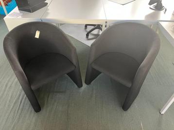 zwarte fauteuil beschikbaar voor biedingen