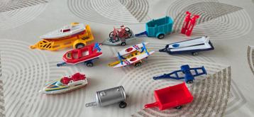 9 diverse speelgoed aanhangwagentjes met diverse accesoires beschikbaar voor biedingen