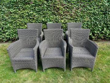 Zes rotan tuinstoelen   beschikbaar voor biedingen