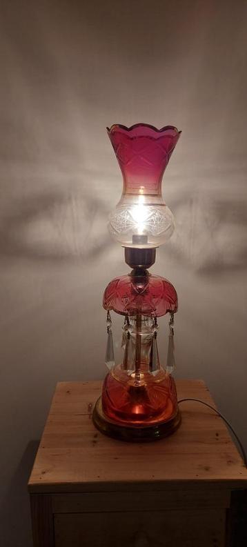 Een roze glazen Perzische lamp beschikbaar voor biedingen