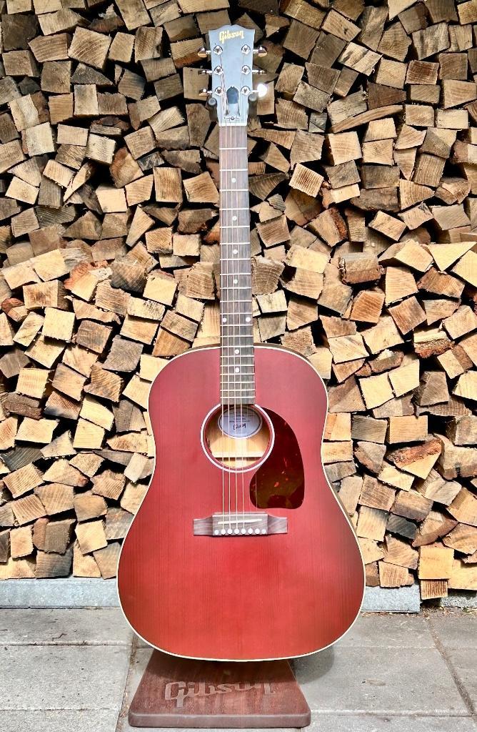 Gibson J-45 Special Wine Red Satin (2024), Muziek en Instrumenten, Snaarinstrumenten | Gitaren | Akoestisch, Nieuw, Western- of Steelstringgitaar