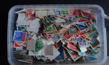Doos postzegels 526 gram beschikbaar voor biedingen