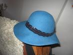 Chapeau dame en feutrine bleu canard avec comme garniture un, Chapeau, Enlèvement ou Envoi, 55 cm (S, 6⅞ pouces) ou moins, Neuf