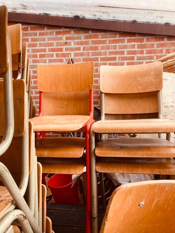 Schoolstoelen vintage industrieel in perfecte staat beschikbaar voor biedingen