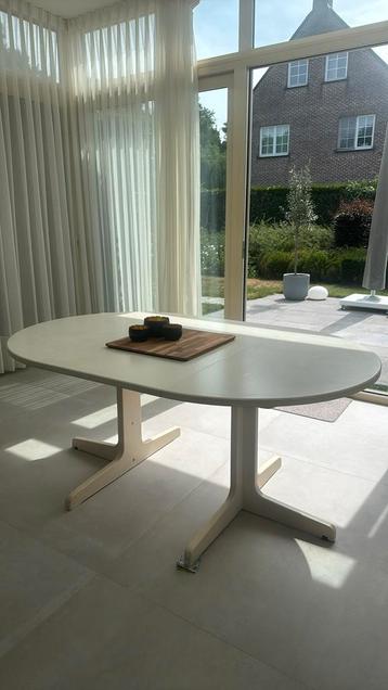 Uitrekbare ronde of ovale tafel beschikbaar voor biedingen