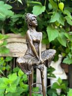 bronzen beeld vrouw op stoel, Verzenden, Nieuw, Mens