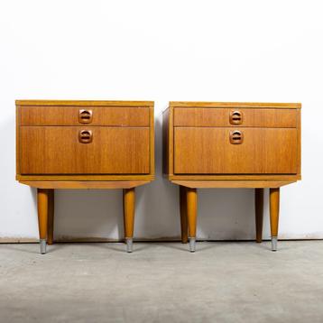 Prachtige set vintage nachtkastjes beschikbaar voor biedingen