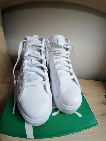 Witte Puma Sneakers – Maat 41 €20

 beschikbaar voor biedingen