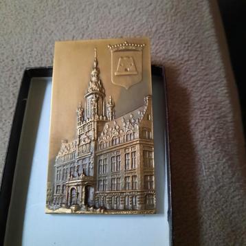 Trofee in koper van medewerkster uit Schaarbeek . 4,7x8 cm beschikbaar voor biedingen