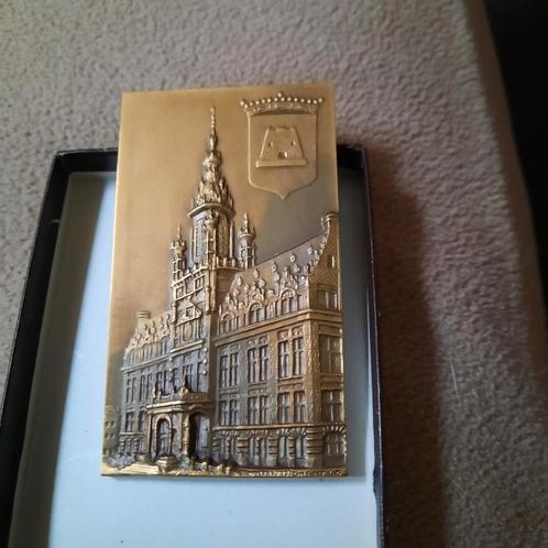 Trofee in koper van medewerkster uit Schaarbeek . 4,7x8 cm, Verzamelen, Overige Verzamelen, Zo goed als nieuw, Ophalen of Verzenden