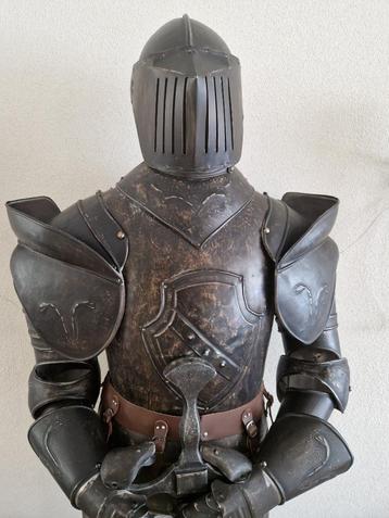 Decoratief Middeleeuws Ridder Harnas beschikbaar voor biedingen