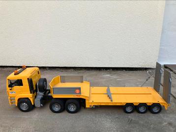 Vrachtwagen met oplegger beschikbaar voor biedingen