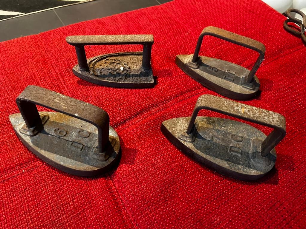 4 x Fer à repasser ancien, Enlèvement ou Envoi