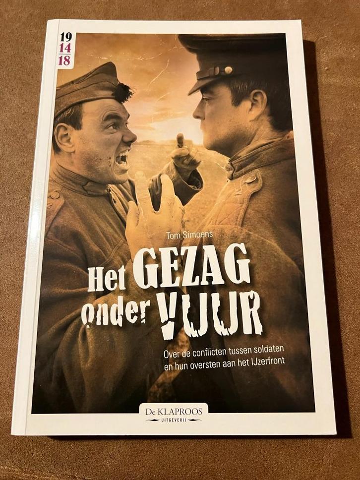Het gezag onder vuur - Tom Simoens, Boeken, Oorlog en Militair, Zo goed als nieuw, Algemeen, Voor 1940, Ophalen of Verzenden
