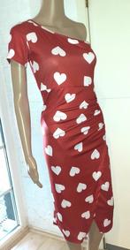 Midi jurk pinup rood met hartjes en blote schouder S of 36, Kleding | Dames, Jurken, Verzenden, Rood