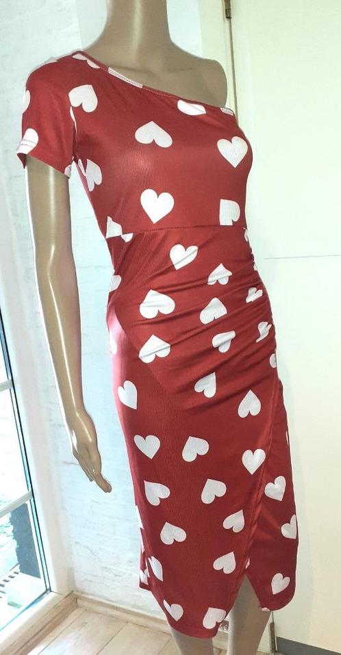 Midi jurk pinup rood met hartjes en blote schouder S of 36, Kleding | Dames, Jurken, Rood, Verzenden