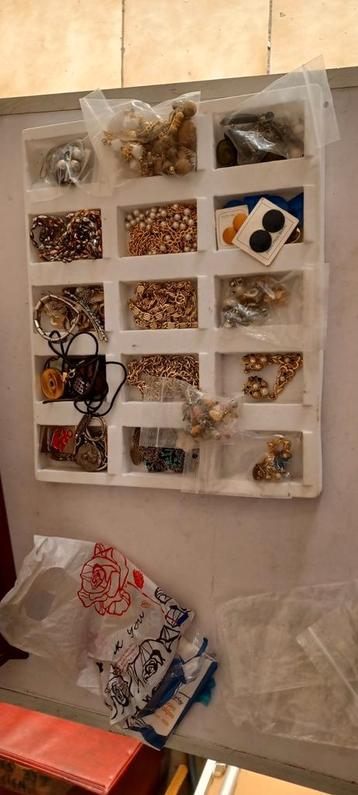 VEEL VINTAGE SIERADEN  beschikbaar voor biedingen