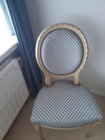 Twee stoelen beschikbaar voor biedingen