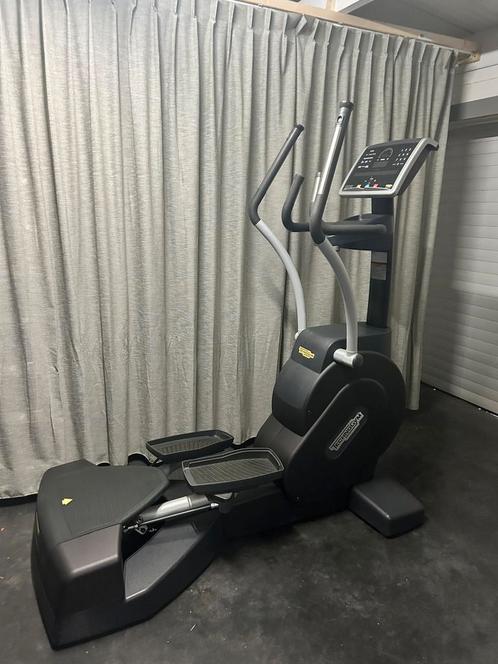 TECHNOGYM EXCITE 700 BLACK LED CROSSOVER CROSSTRAINER, Sport en Fitness, Fitnessmaterialen, Zo goed als nieuw, Ophalen of Verzenden