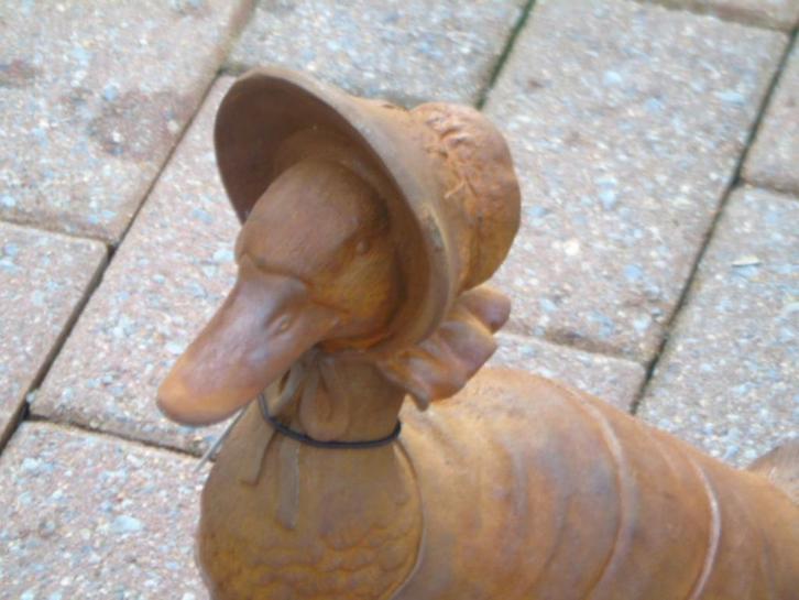 Standbeeld van een eend met een roestige gietijzeren hoed., Tuin en Terras, Tuinbeelden, Nieuw, Dierenbeeld, Metaal, Ophalen