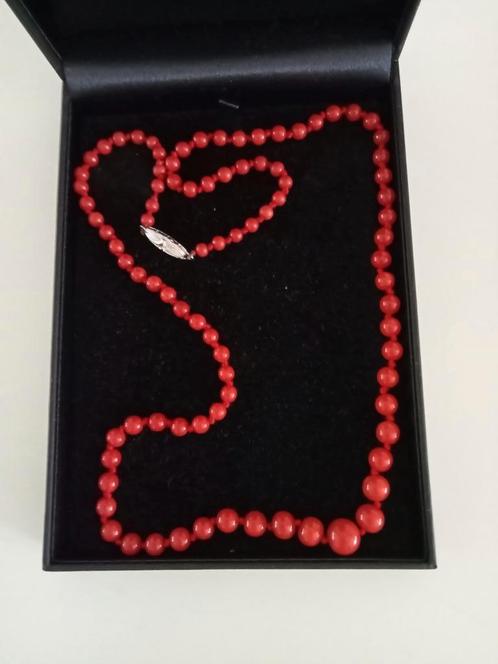 Bloedkoraal Ketting Met Zilver Sluiting, Handtassen en Accessoires, Antieke sieraden, Ketting, Zilver, Ophalen of Verzenden
