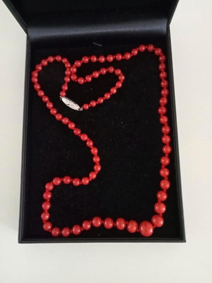 Bloedkoraal Ketting Met Zilver Sluiting, Handtassen en Accessoires, Antieke sieraden, Ketting, Zilver, Ophalen of Verzenden