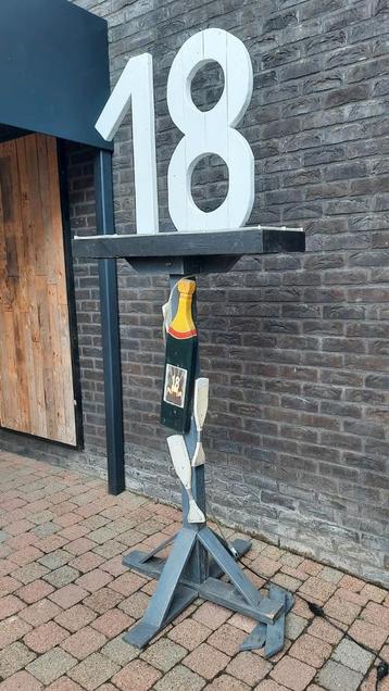 Decoratie op zuil voor 18e verjaardag met verlichting  beschikbaar voor biedingen
