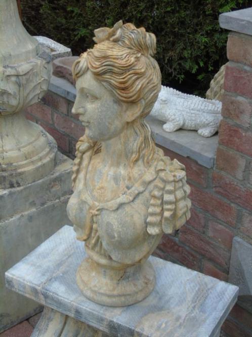 Buste van een elegante vrouw in blauwe steen gesneden..., Tuin en Terras, Tuinwanddecoratie, Zo goed als nieuw, Ophalen