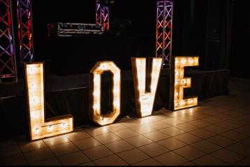 Lettre lumineuse « LOVE »  beschikbaar voor biedingen
