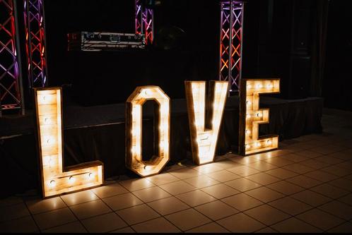 Lettre lumineuse « LOVE », Hobby en Vrije tijd, Feestartikelen | Verhuur, Zo goed als nieuw, Ophalen