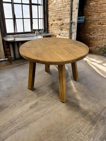 vintage ronde tafel beschikbaar voor biedingen