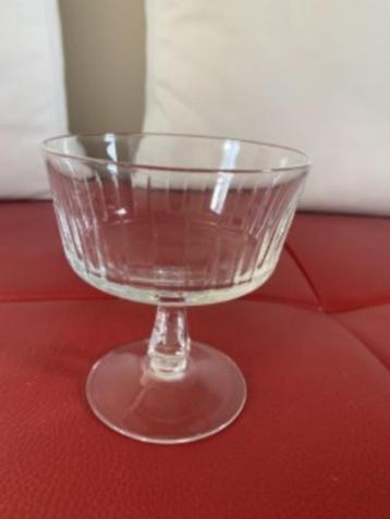 12 champagnecoupes beschikbaar voor biedingen