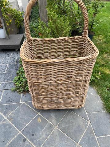 Mooie houtmand beschikbaar voor biedingen