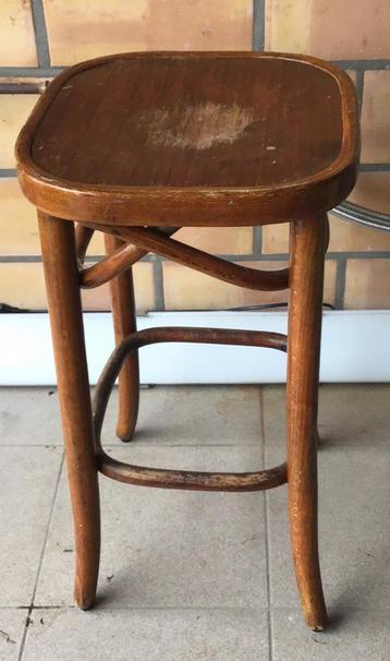 Le tabouret vintage est peut-être gratuit ! (Bonne lecture)