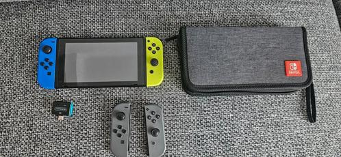 Nintendo switch V1 +étui officiel+2eme paire de joycon +..., Games en Spelcomputers, Spelcomputers | Nintendo Switch, Zo goed als nieuw