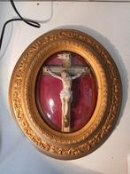 Ovalen kader met kruisbeeld en bol glas, Enlèvement ou Envoi
