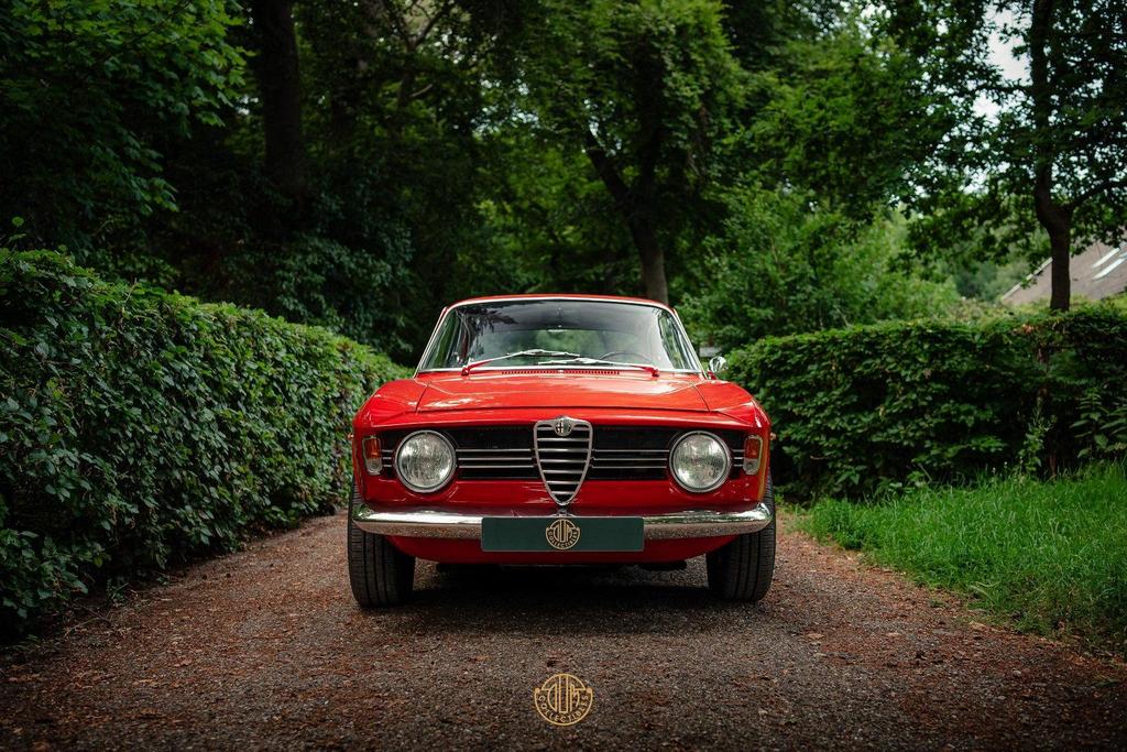Alfa Romeo Giulia 1600 Sprint GTV Veloce, Autos, Alfa Romeo, Rouge, Achat, Boîte manuelle, Noir