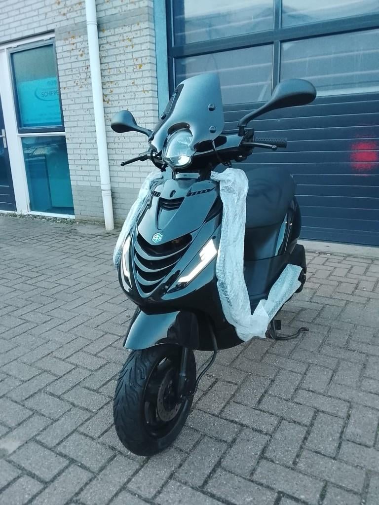 Piaggio Zip 4T Scooter Glans Zwart FULL OPTION (A-KLASSE), Ophalen of Verzenden, Zo goed als nieuw