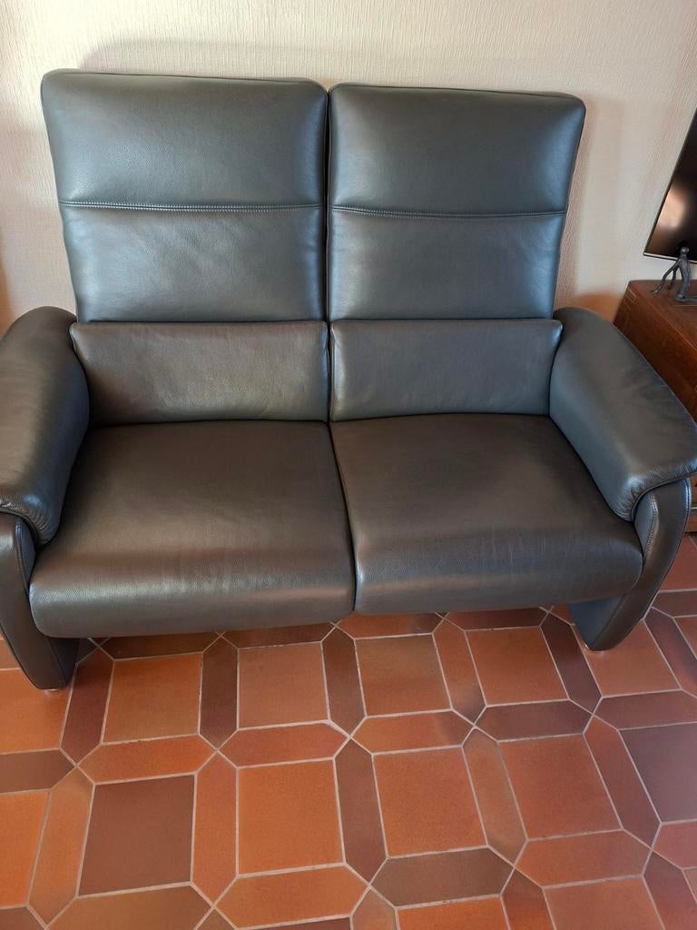 Zetel tweezit in zeer goede staat .   Kleur donkergrijs., Ophalen