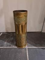 Oude koperen paraplubak gemaakt van oude obus, Ophalen