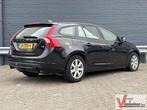 Volvo V60 1.6 T3 Kinetic | Leder | Climate | Cruise | Navi |, Auto's, Volvo, 139 g/km, Zwart, Start-stop-systeem, Overige kleuren