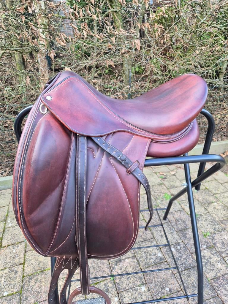 Selle dressage Devoucoux Makila 18', Animaux & Accessoires, Chevaux & Poneys | Brides & Harnachement, Dressage, Enlèvement ou Envoi