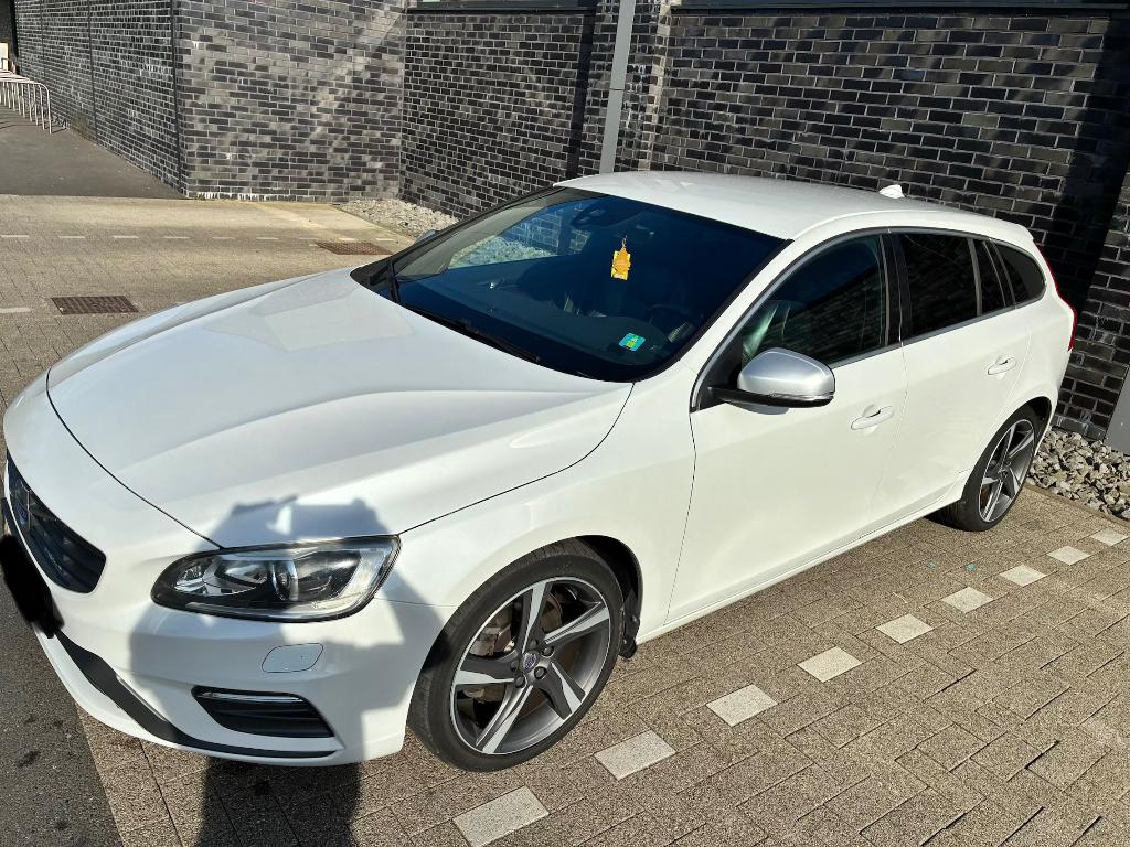 VOLVO V60 2.0 D4 r design, Autos, Autos Autre, Particulier, ABS, Caméra de recul, Airbags, Air conditionné, Alarme, Climatisation automatique