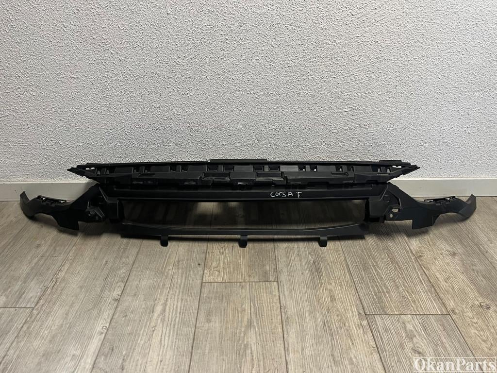 Opel Corsa F Grille Houder 9829535680, Gebruikt, Voor, Opel