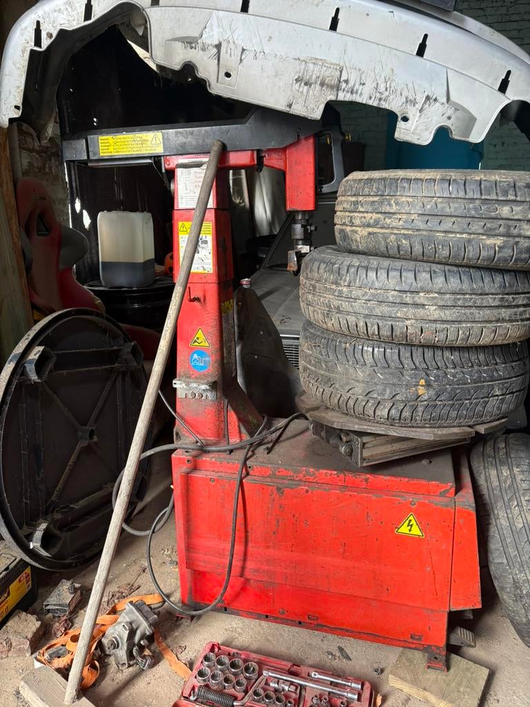 Machine a pneu facom