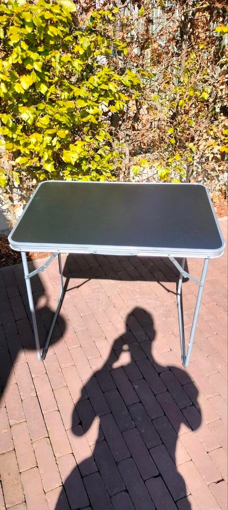 Sur une table pliante, Enlèvement