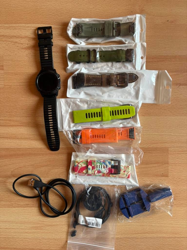 Garmin fenix 6x pro 7 bracelets 2 câbles + socle d’alim., Handtassen en Accessoires, Sporthorloges, Ophalen, Conditie, Zo goed als nieuw